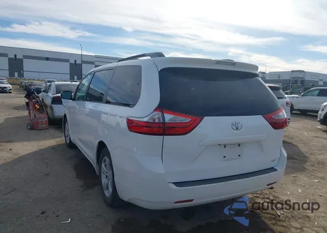 2015 Toyota Sienna Le 8 Passenger z USA, uszkodzony, nr VIN 5TDKK3DC6FS543724